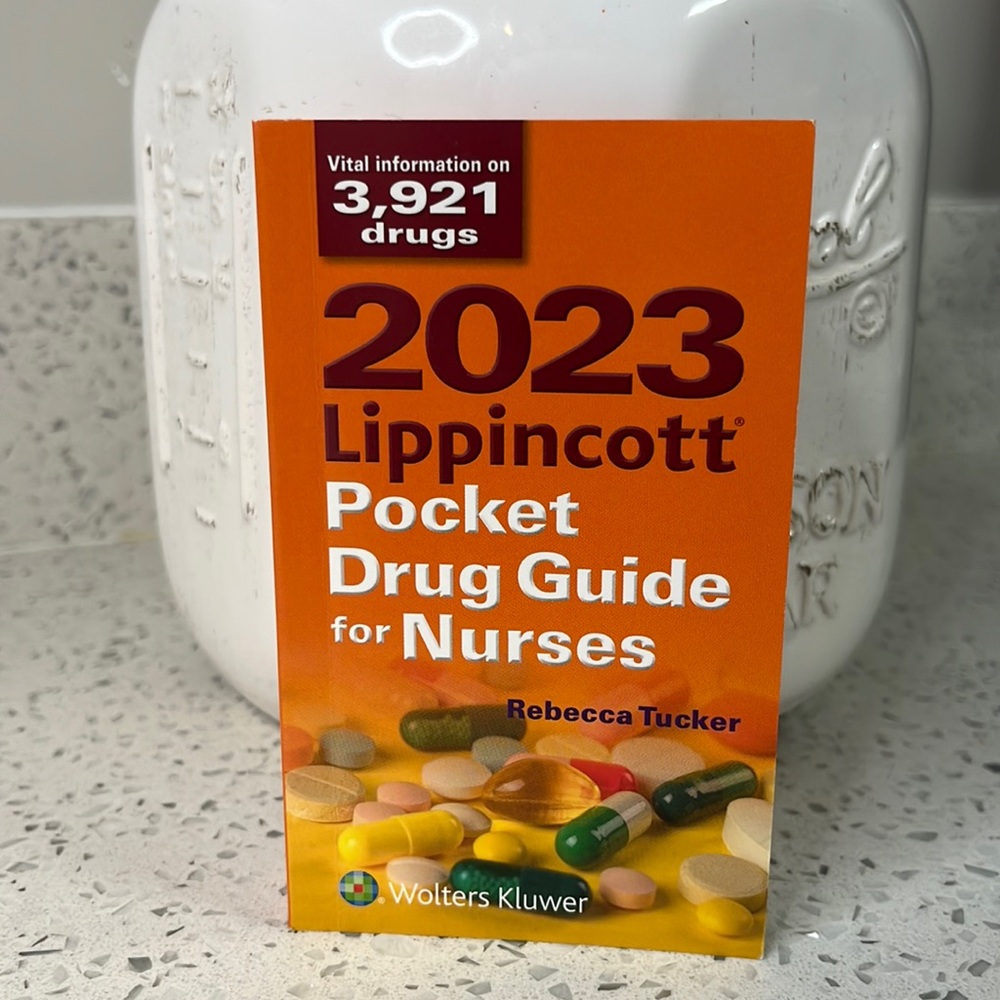 ☀️ 3 / $15 Sale ☀️ Pocket Drug Guide for Nurses LIPPINCOTT 2023 5”x3”